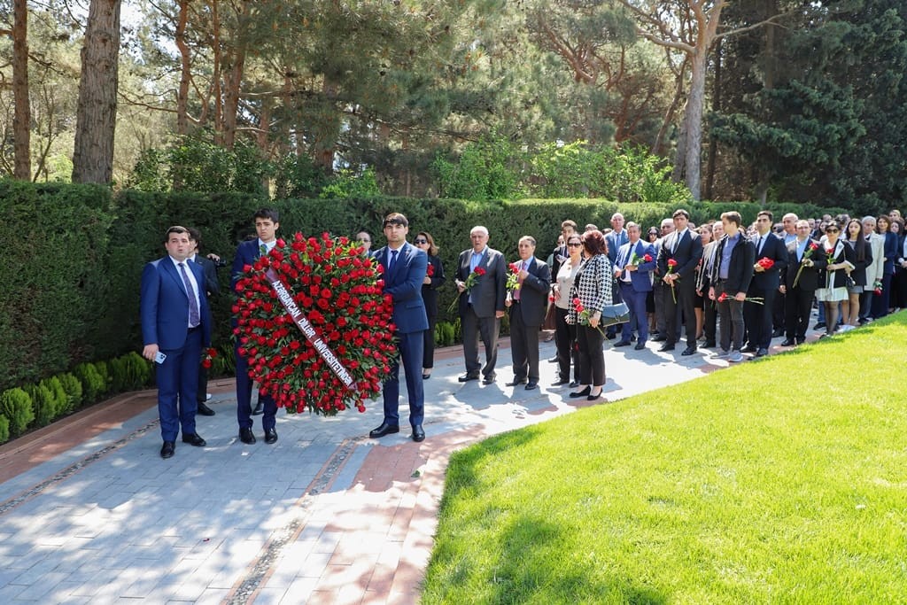 ADU kollektivi ulu öndər Heydər Əliyevin məzarını ziyarət edib - FOTO (VİDEO)